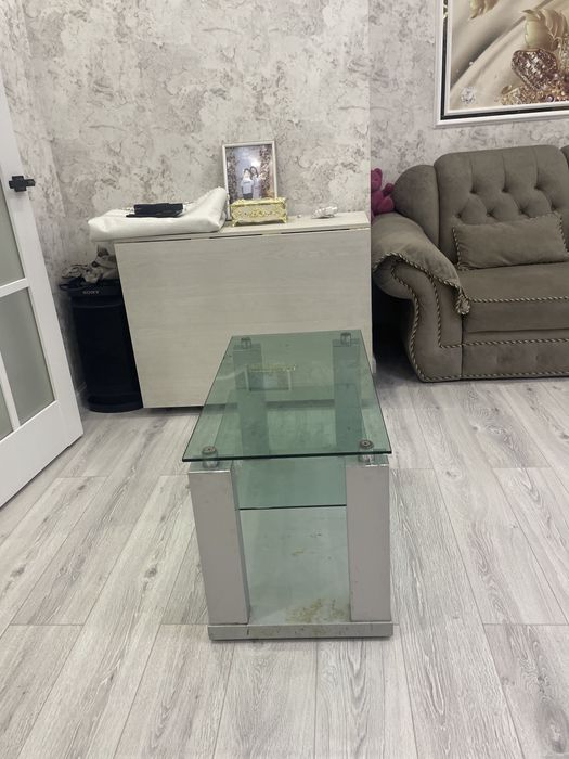 стеклянный стол на колёсах