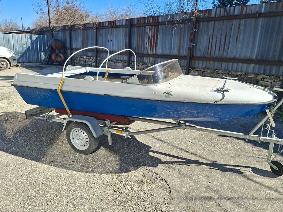 Лодка с колесар с регистра ия