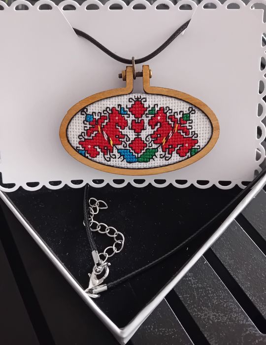 Колие с ръчно бродирана шевица