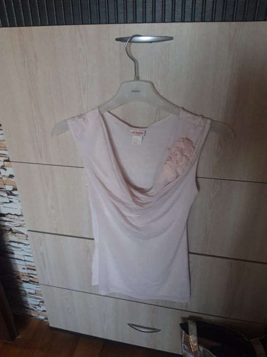 Продавам рокли S , XS