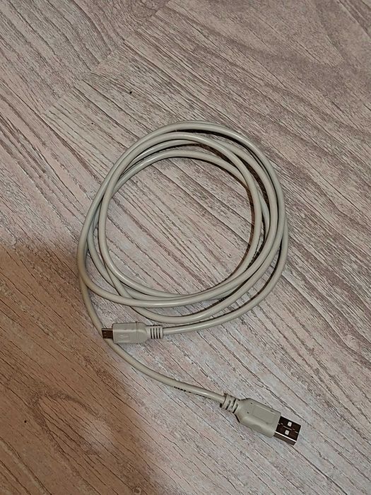 Продавам Ps 4 slim с два джоистика,кабел и включва игра GTA 5.Вътре във плейстеишънът има още много игри.