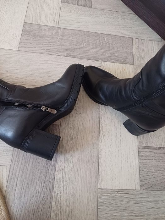 Новые сапоги, одевала  2 раза, разонравились, не буду одевать.