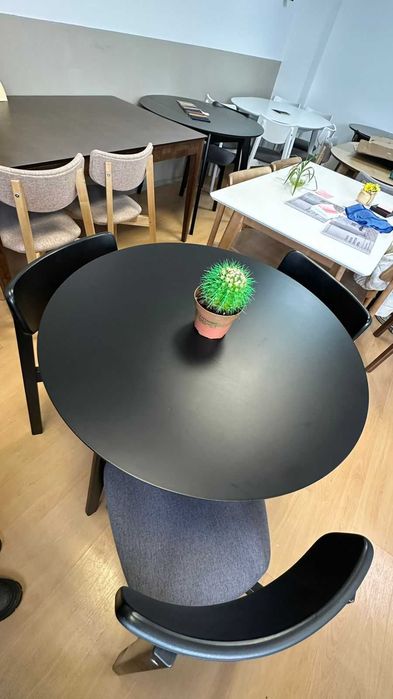 Деревянный стол с витрины