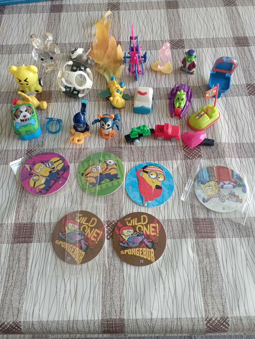 Колекция от стикита и играчки от шоколадови яйца