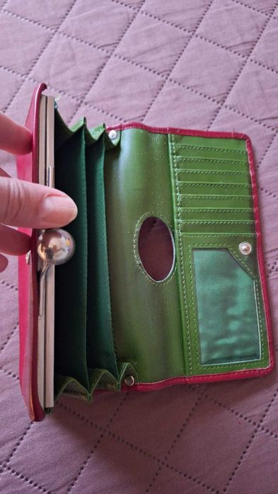 ПОДАРЯВАМ дамски портфейл