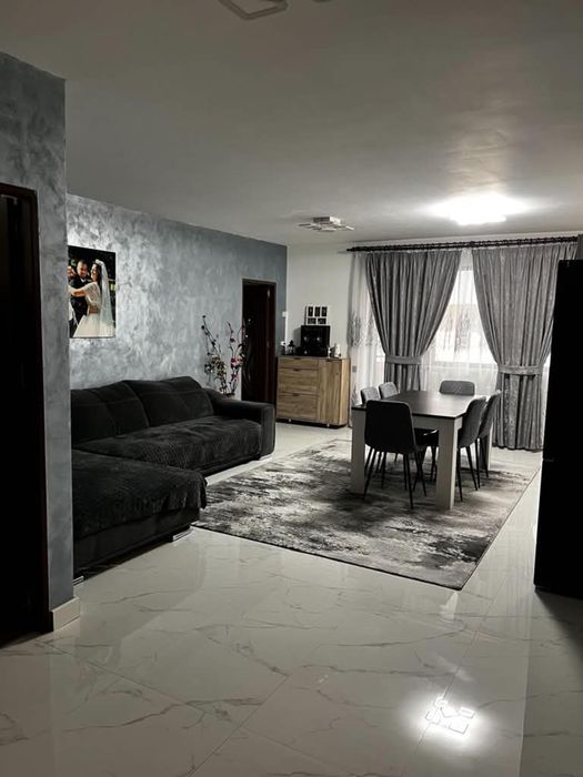 Vand apartament in floresti