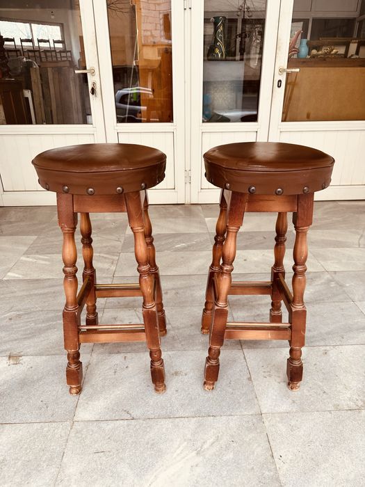 Бар столове от масивно дърво – 2 бр., класически пъб стил