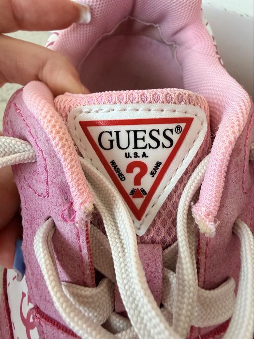 Обувки Guess с кутия