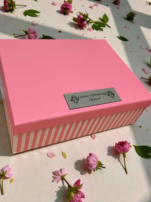 Гравиран албум за снимки в подаръчна кутия + ПОДАРЪК плюшена дрънкалка