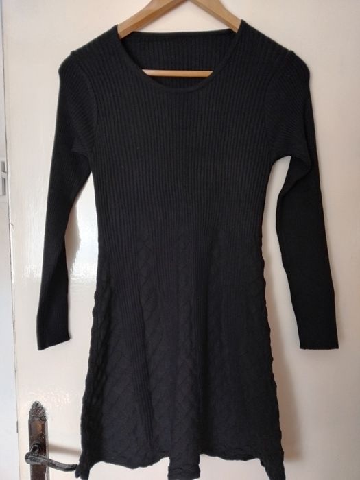 Rochie neagra pentru primăvară