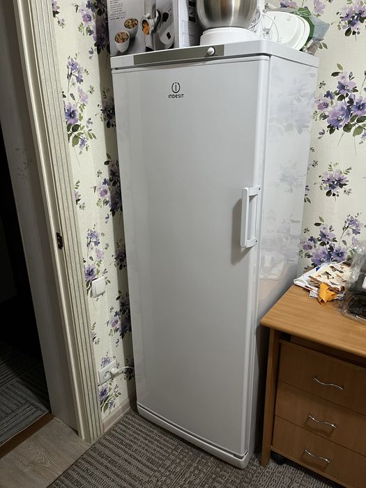 Продам морозилку Indesit