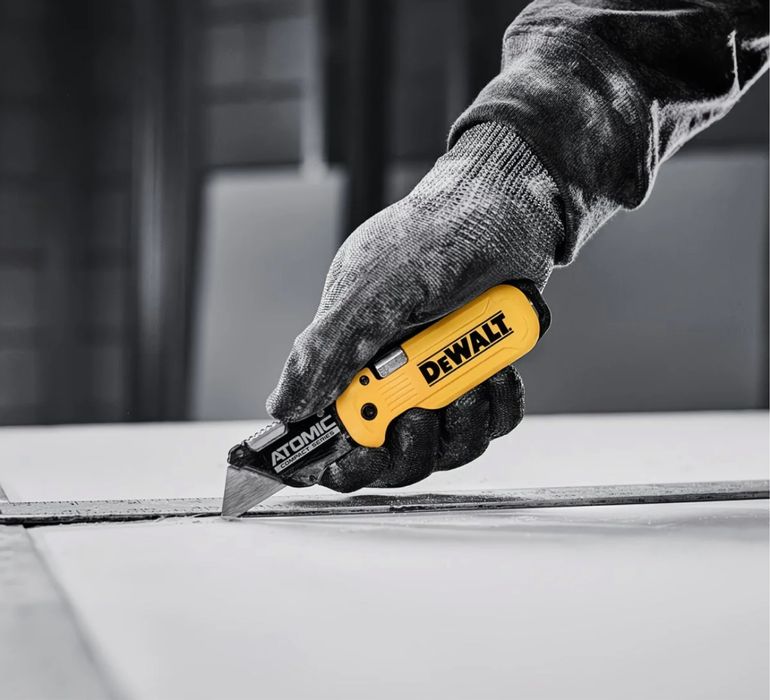 Нож Dewalt atomic