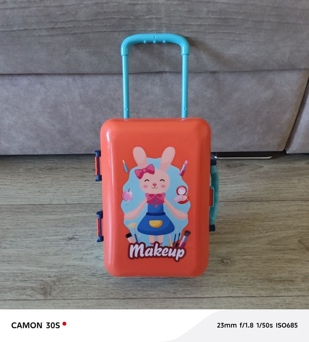 Чемоданчик с игрушечной косметикой