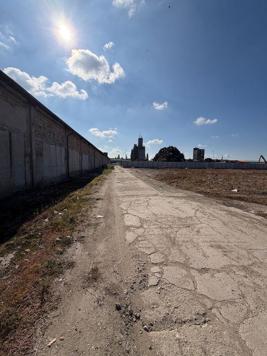 Vand sau inchiriez teren platforma de beton langa autostrada