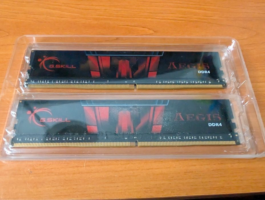 Vând 2x4g DDR4-2400 CL15-15-15-35