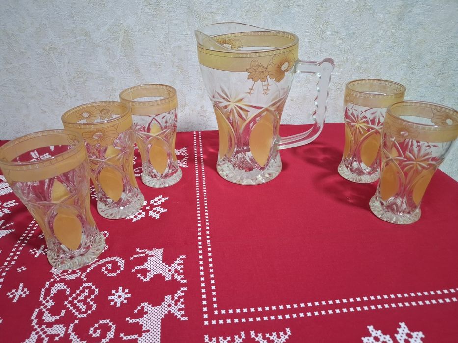 Графин и 5 стаканов 50.000 сумов, два декоративных чайничка 30.000