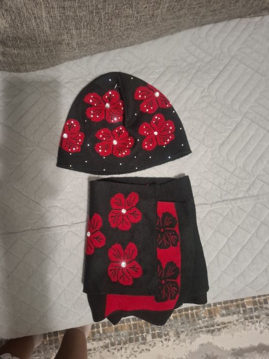 Продам женские шапки новые
