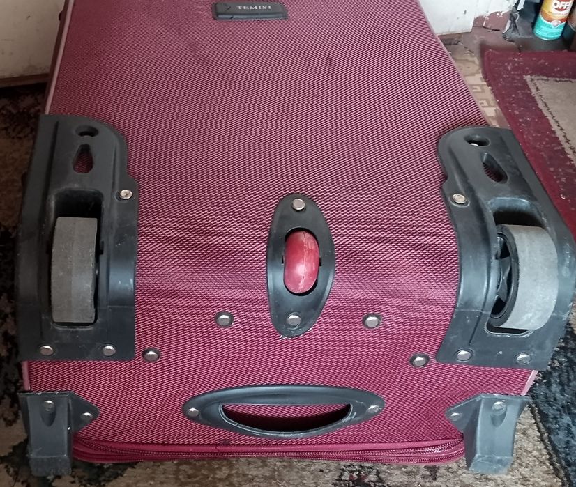 Чемодан на колесах продаю