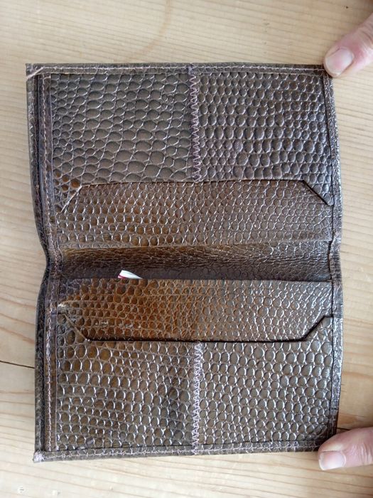 Неупотребяван портофел.