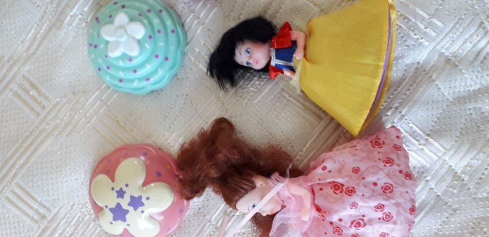 Лот кукли и подарък четка