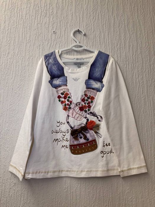 Продаётся кофта для девочек. Новая. На 6 лет.