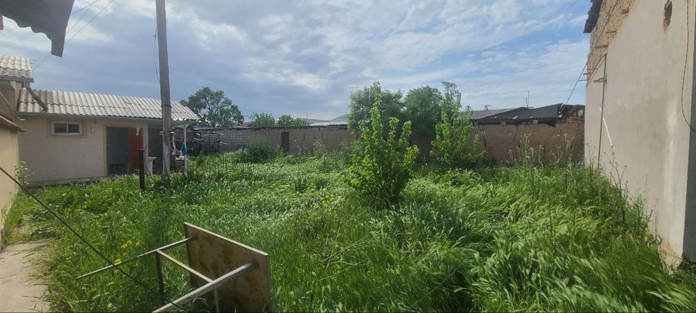 Yer sotiladi 3 sotix Bardanko'l Maxalla roxat postidan 3 km.