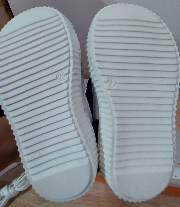 Adidasi de piele nr 22 noi la cutie cu eticheta