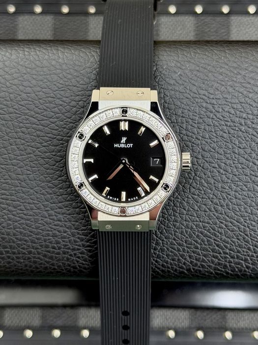 Hublot Classic Fusion Titanium Diamonds Black Dial 33mm – Ref. 581.NX.1171.RX.1104