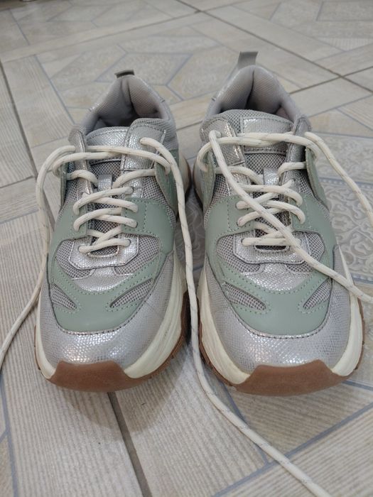 Кроссовки женские