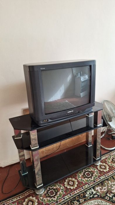 Televizor padstavkasi bilan birga sotiladi!