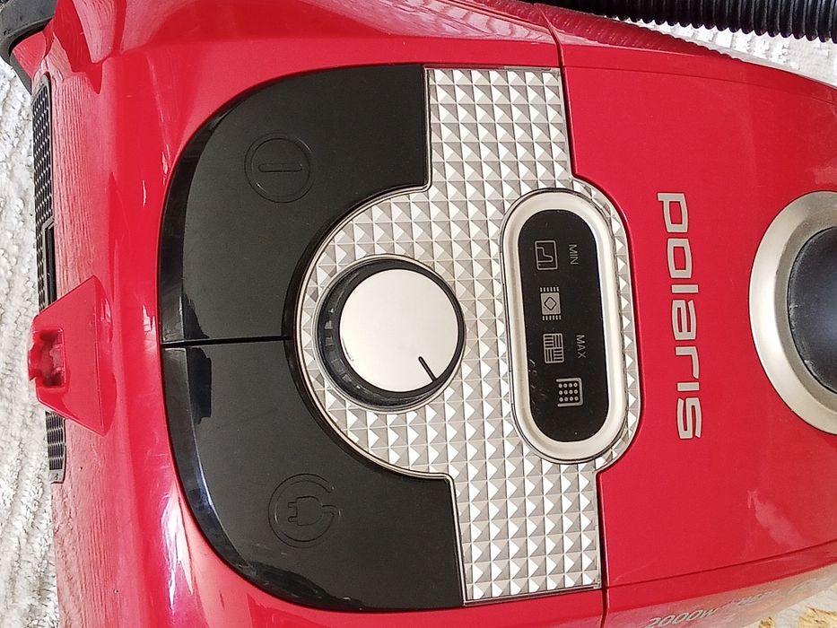 Пылесос Polaris красный