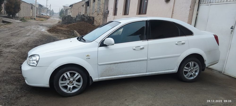 Lasetti sotiladi 1.8mator 2010yili