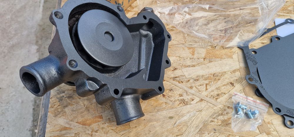 Pompa apa tractor fiat 850 pret 695 lei se poate trimite prin curier r