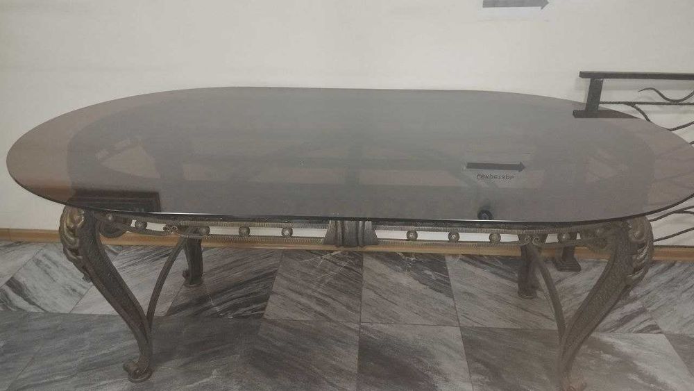 Кованый стол со стеклянной столешницей.