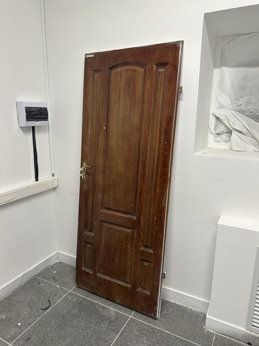 Деревянная дверь