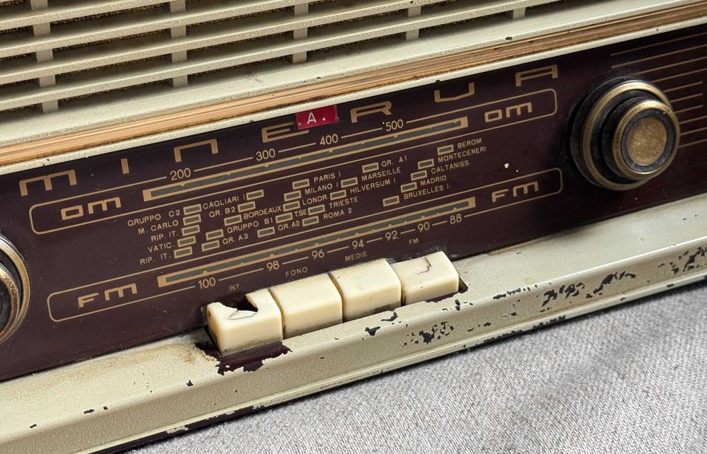 Radio vechi pe lampi Minerva Milano anii 50 60 pentru restaurare