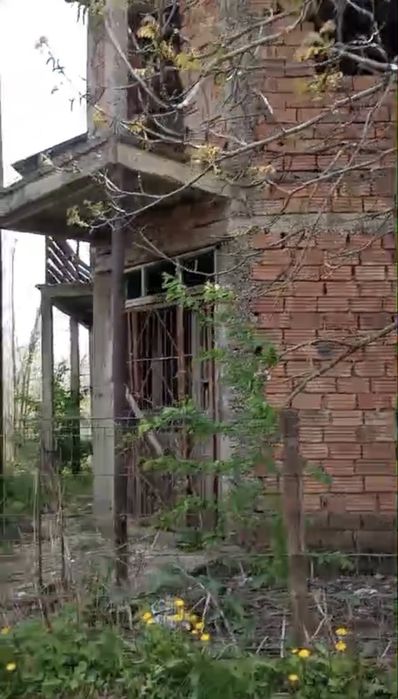 Constructie la rosu +teren 17 ari aproximativ