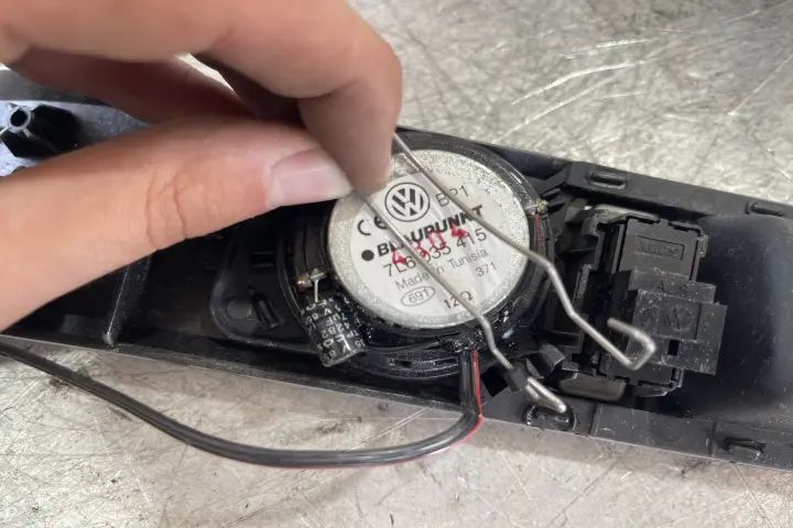Tweeter fata stanga boxa Volkswagen VW Touareg 2004