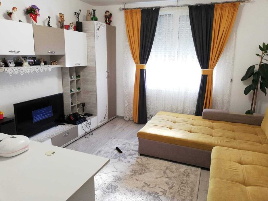 Inchiriez apartament cu 3 camere.