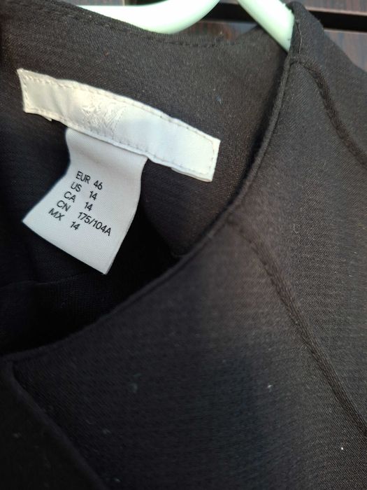 Вталена черна рокля