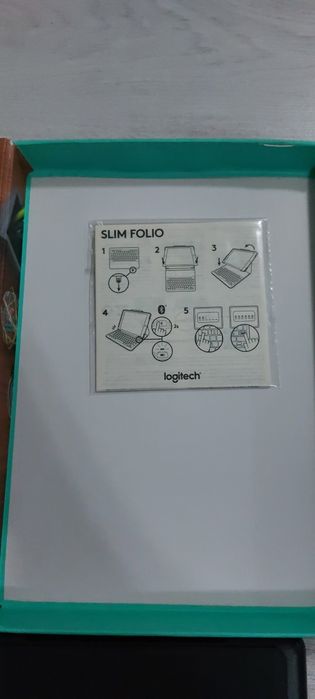 Калъф с клавиатура Logitech Slim Folio за iPad Air (3-то поколение)