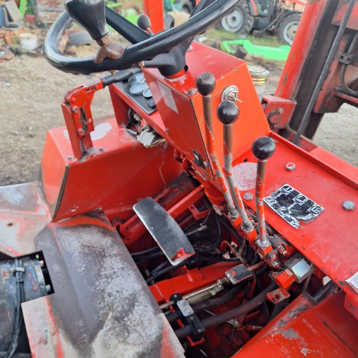 Motostivuitor de teren Manitou MC 25 cu furci și cupa