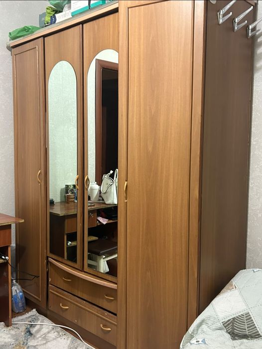 Шкаф для одежды - шифоньер.