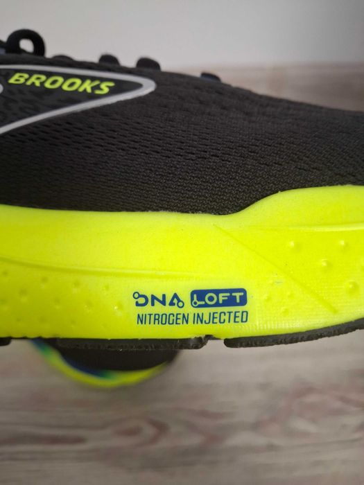 Vând papuci alergare Brooks