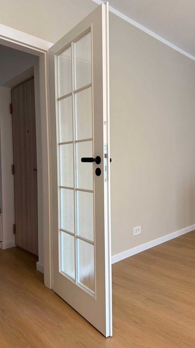 Două uși noi, producător Porta Doors, model Viena.