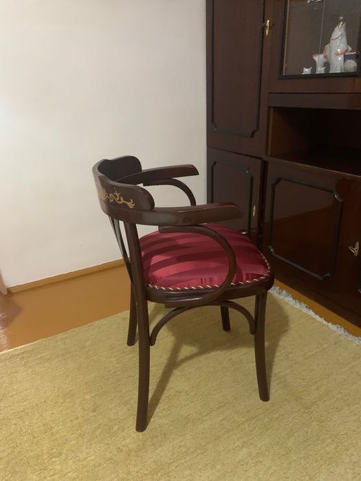 Стулья мягкие презентабельные,