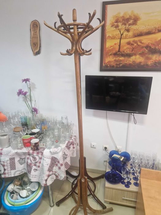 Продава се виенска дървена закачалка