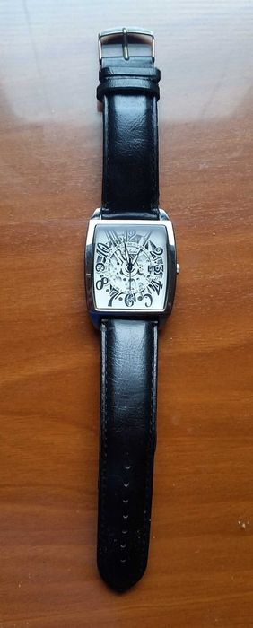 Оригинален кварцов часовник с кутия . НОВ !