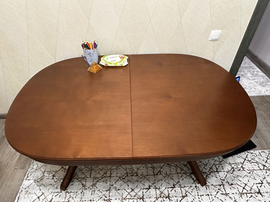 Стол, для гостей.