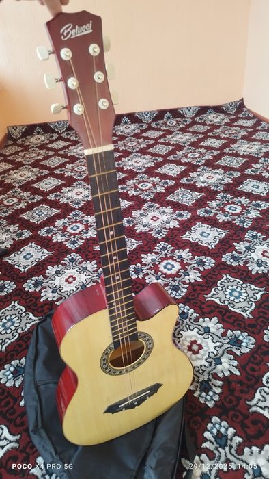 Гитара сотилади yangi gitara